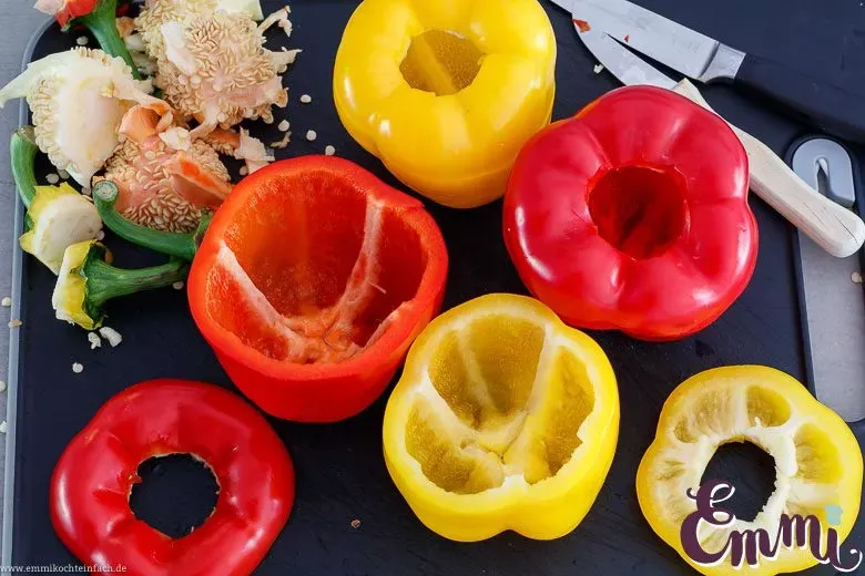 Zuschneiden frischer Gemüsepaprika und Entfernen der Kerne für die Füllung
