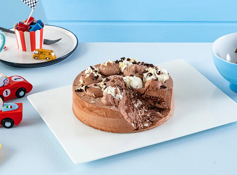 Zuschnitt der kleinen Schokoladentorte für die Tortenrampe