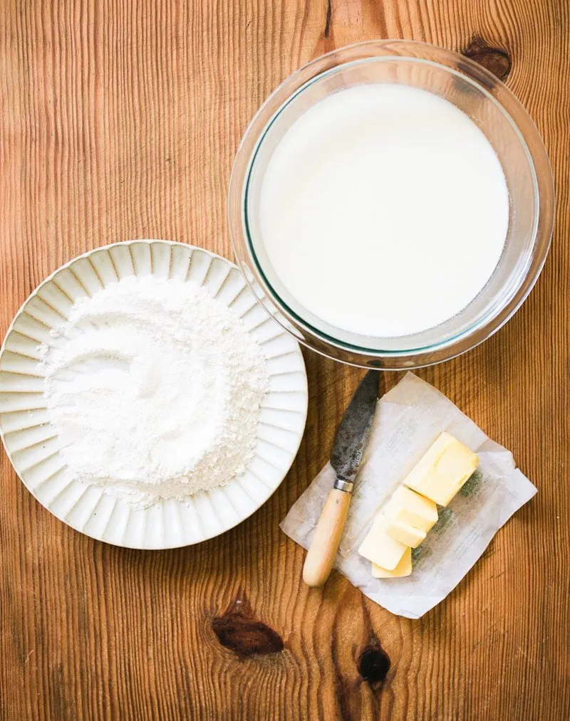 Zutaten für Béchamelsauce: Butter, Mehl und Milch