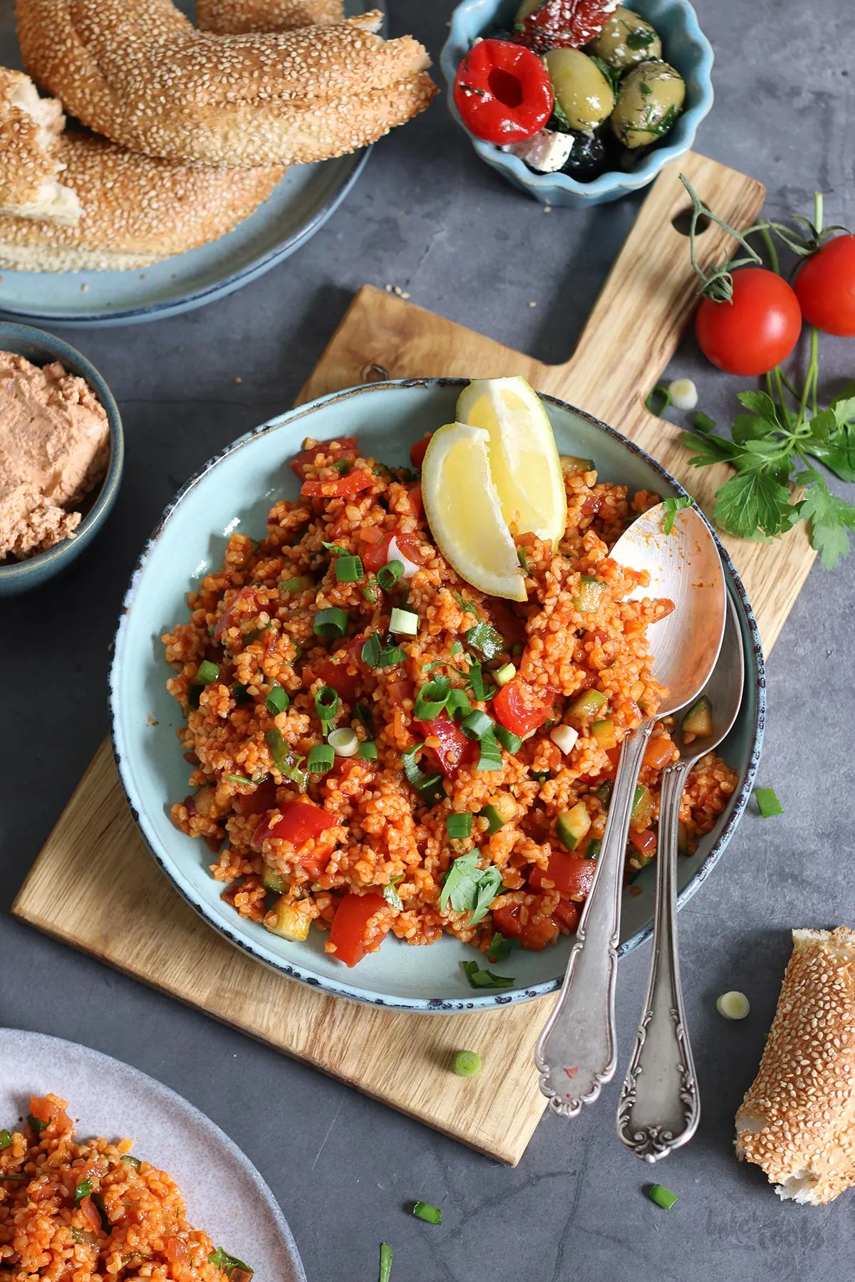 Zutaten für Bulgursalat (Kisir) vorbereitet und angerichtet