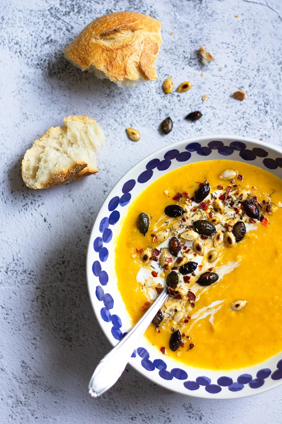 Zutaten für cremige Butternut Kürbis Suppe: Knollensellerie, Butternut und frische Kräuter