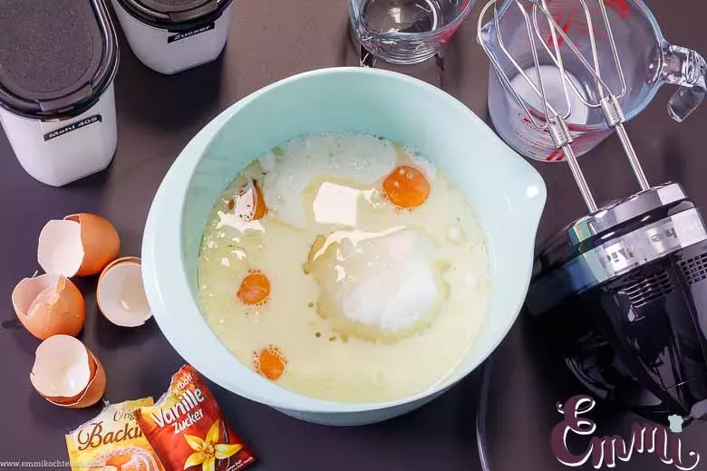 Zutaten für das fluffige Waffeln Rezept wie Mehl, Eier und Milch bereit zum Verrühren in einer Schüssel