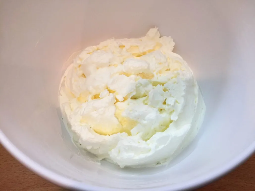 Zutaten für das Spekulatius Tiramisu: Mascarpone, Quark, Zucker und Vanillezucker werden verrührt.