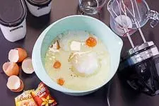 Zutaten für das Waffel Rezept werden mit einem Handmixer zu einem glatten Teig verrührt