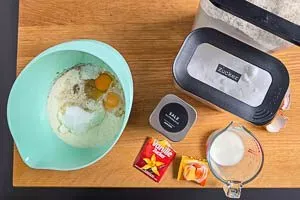 Zutaten für den Apfelküchlein-Teig in einer Rührschüssel vereint