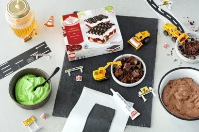 Zutaten für den Bagger Geburtstagskuchen: Fertige Donauwellen und Dekorationselemente