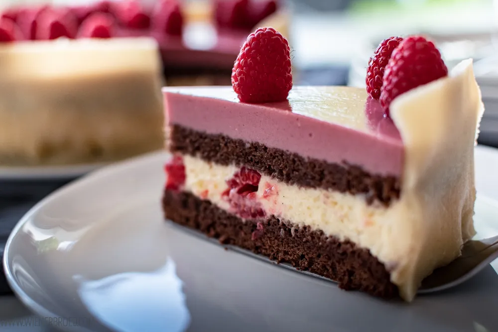 Zutaten für den Lagkage, den dänischen Geburtstagskuchen, wie frische Himbeeren, Marzipan und Biskuitböden