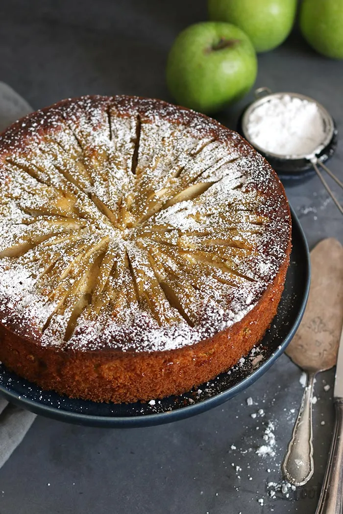 Zutaten für den Low-Carb Apfelkuchen: Eier, Mandeln, Xylit