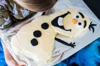 Zutaten für den Olaf Kuchen, darunter Margarine, Eier, Mehl und Mineralwasser für einen klassischen Selterskuchen.