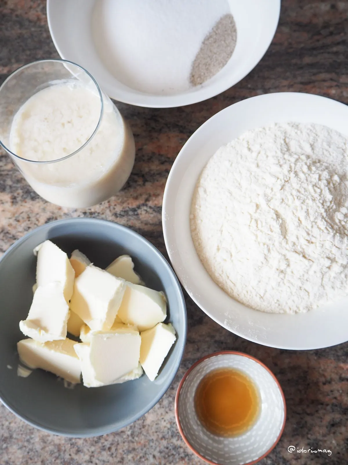 Zutaten für den veganen Biskuit Teig in einer Rührschüssel vermischt