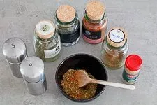 Zutaten für die griechische Gewürzmischung in einer Schüssel