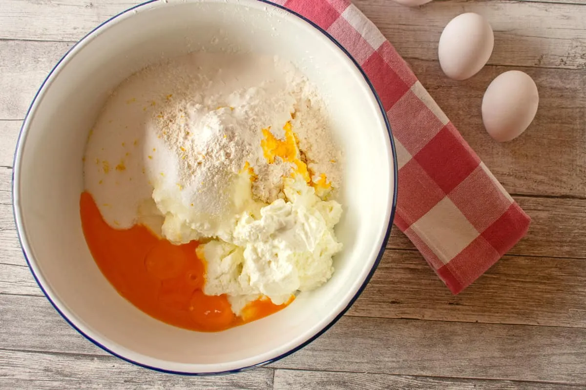 Zutaten für die Käsekuchenfüllung in einer großen Schüssel angerührt