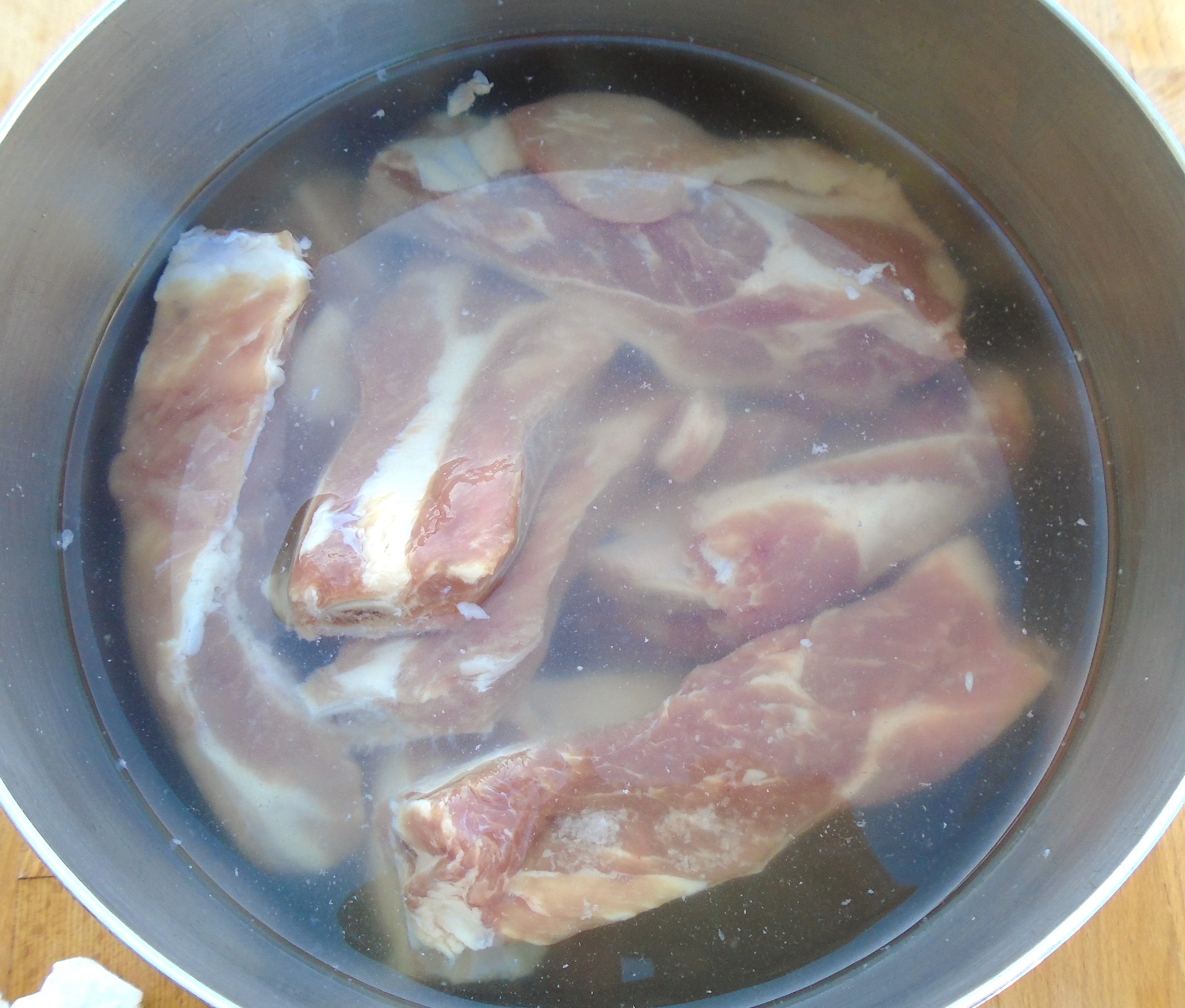 Zutaten für die Salzlake der Schälrippchen: Wasser, Salz, Nelken, Lorbeerblätter, Pfeffer