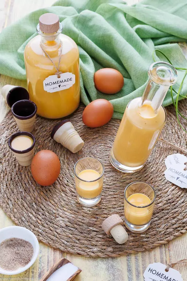 Zutaten für Eierlikör: Eier, Sahne, Zucker und Alkohol