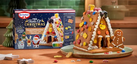 Zutaten für ein traditionelles Lebkuchenhäuschen, typisch für die deutsche Weihnachtsbäckerei