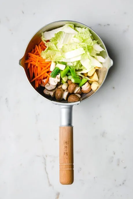 Zutaten für eine chinesische Suppe