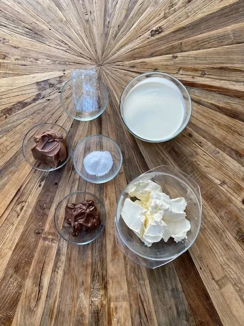 Zutaten für eine cremige Kinder Bueno Hochzeitstortenfüllung