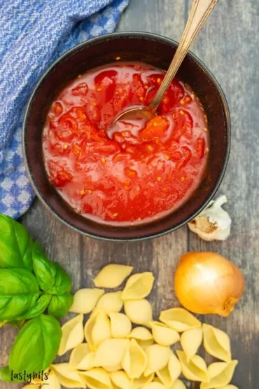 Zutaten für eine cremige Tomaten-Sahne-Soße
