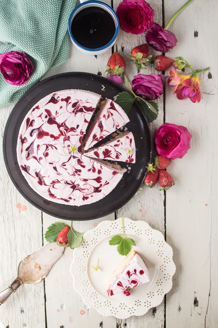 Zutaten für eine Erdbeer Joghurt Quark Sahne Torte, bereit zur Verarbeitung