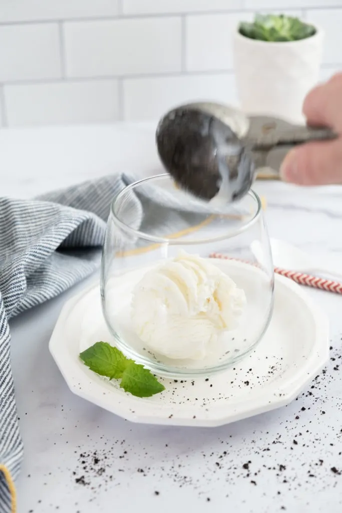 Zutaten für Eiskaffee: Kaffee, Vanilleeis, Sahne, Schokoladenstreusel