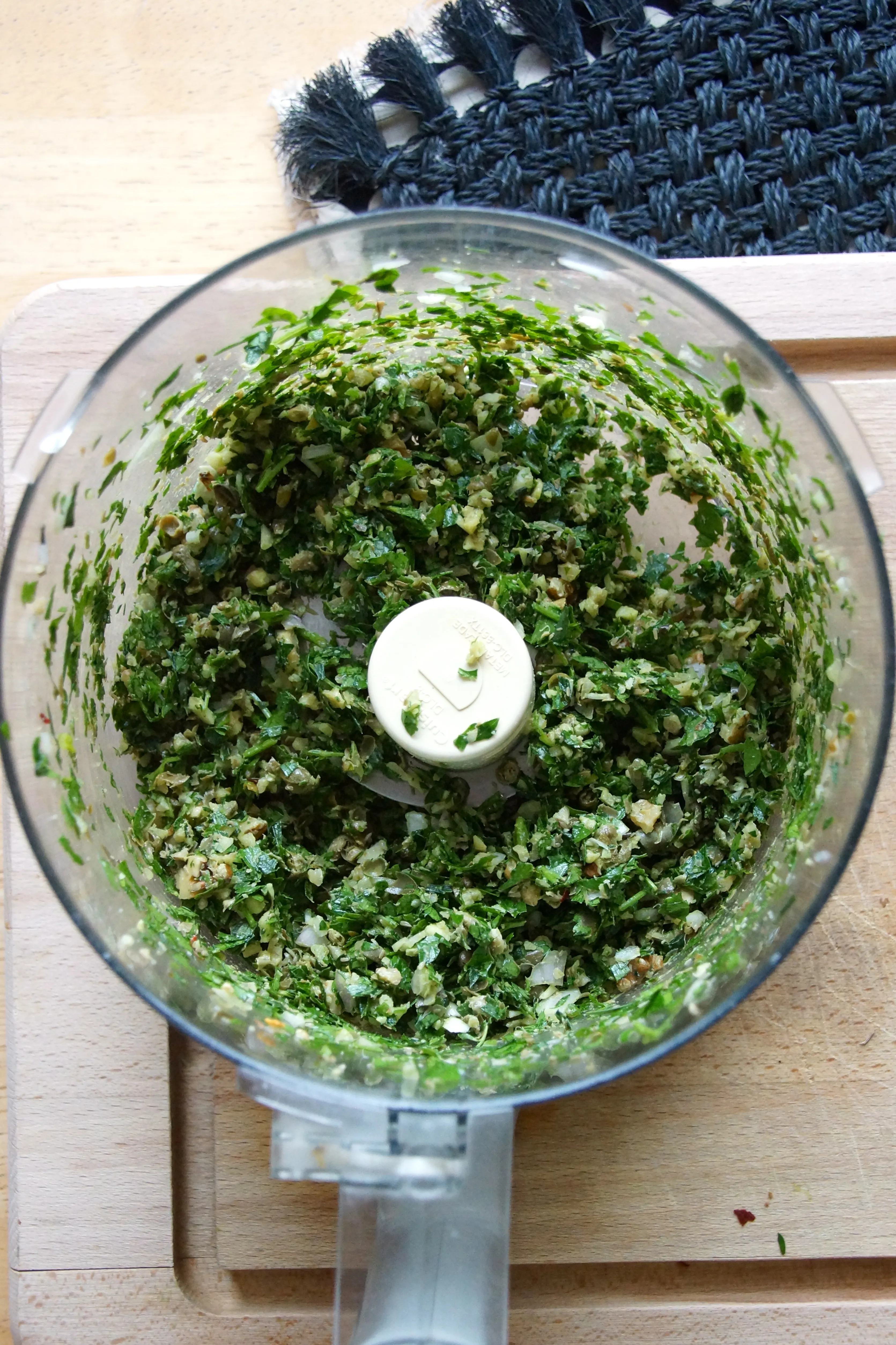 Zutaten für frische Kräutersauce im Food Processor