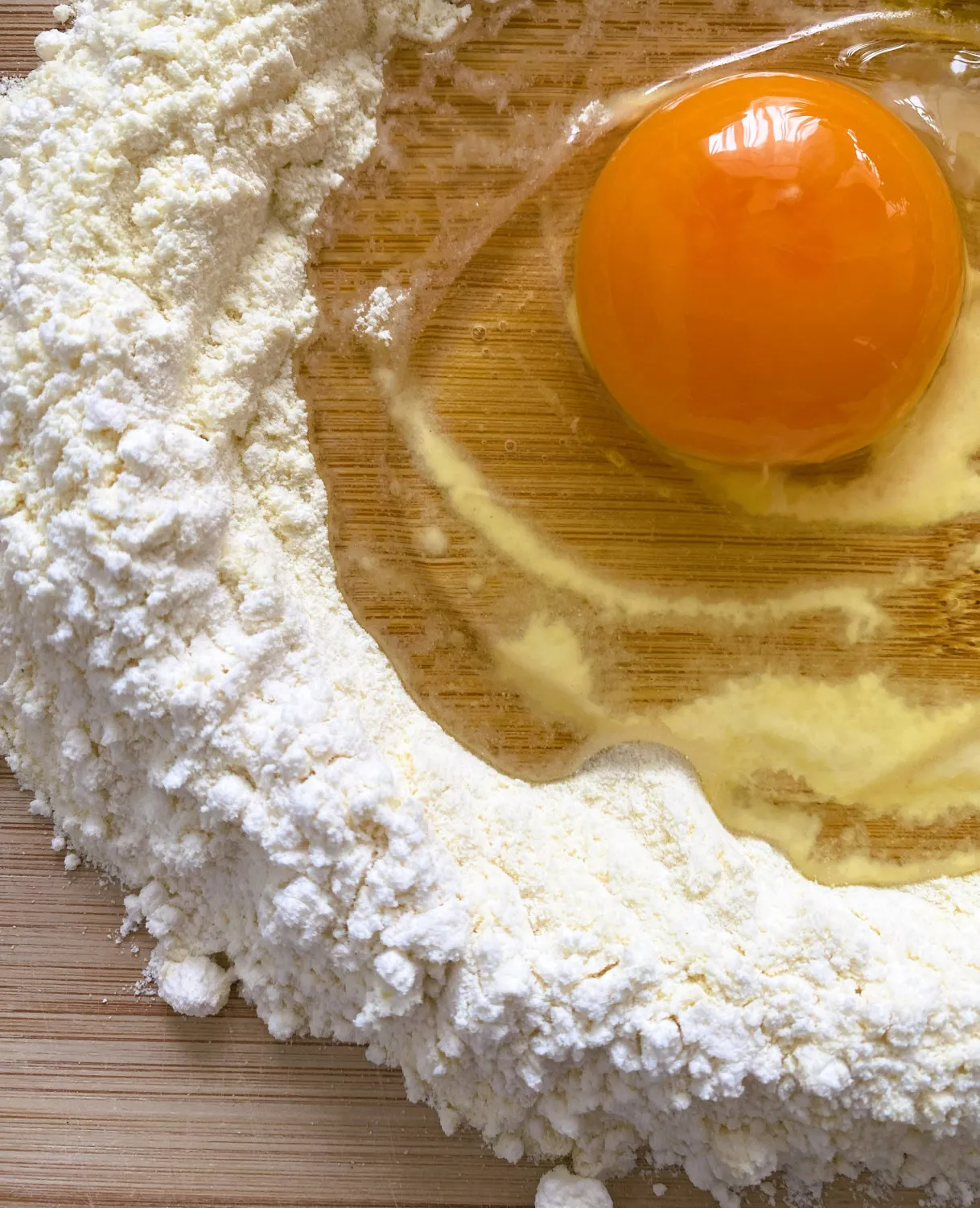 Zutaten für frischen Pastateig: Eier und Mehl bilden die Basis für perfekte hausgemachte Ravioli.