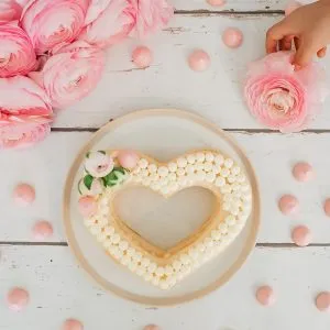 Zutaten für Frischkäse-Frosting werden gemischt