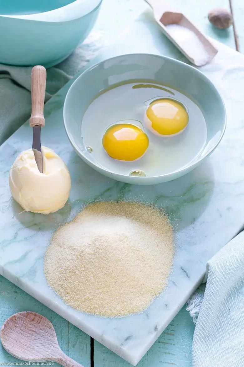 Zutaten für hausgemachte Grießklößchen: Hartweizengrieß, Eier und Butter