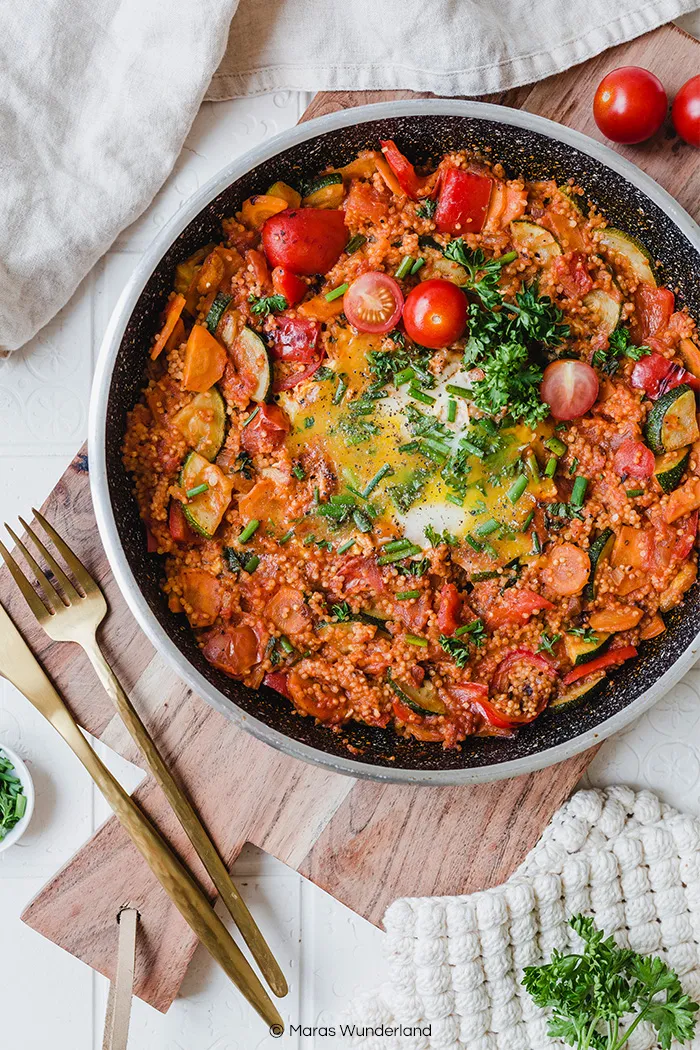 Zutaten für Hirse-Shakshuka vorbereitet: frisches Gemüse und gekochte Hirse bereit zur Zubereitung.
