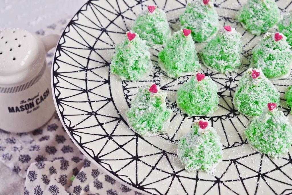 Zutaten für Kokosmakronen, inklusive Kokosflocken und Eiern, bereit zur Zubereitung