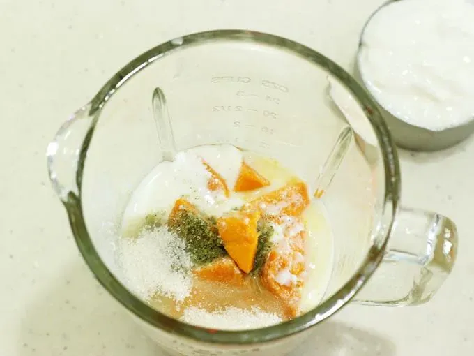 Zutaten für Mango Lassi in den Mixer geben