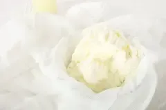 Zutaten für Quark, wie Milch und Lab