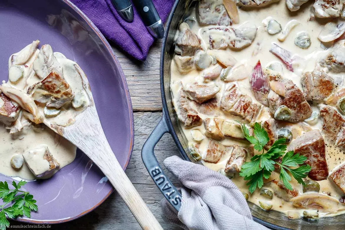 Zutaten für Rahm-Rinderfilet Stroganoff: Sahne, Crème fraîche, Cornichons, Senf und Rinderfond für cremige Rezepte mit Rinderfilet.