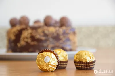 Zutaten für Rocher Torte, inklusive Haselnüsse, Sahne und Schokolade