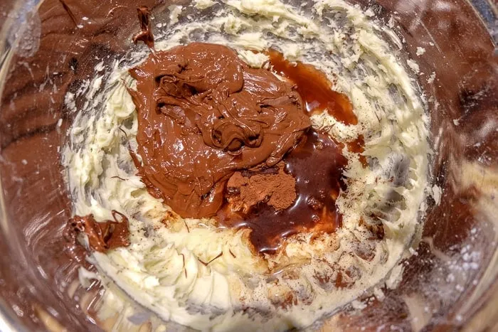 Zutaten für Rumkugeln in einer Schüssel vermischt