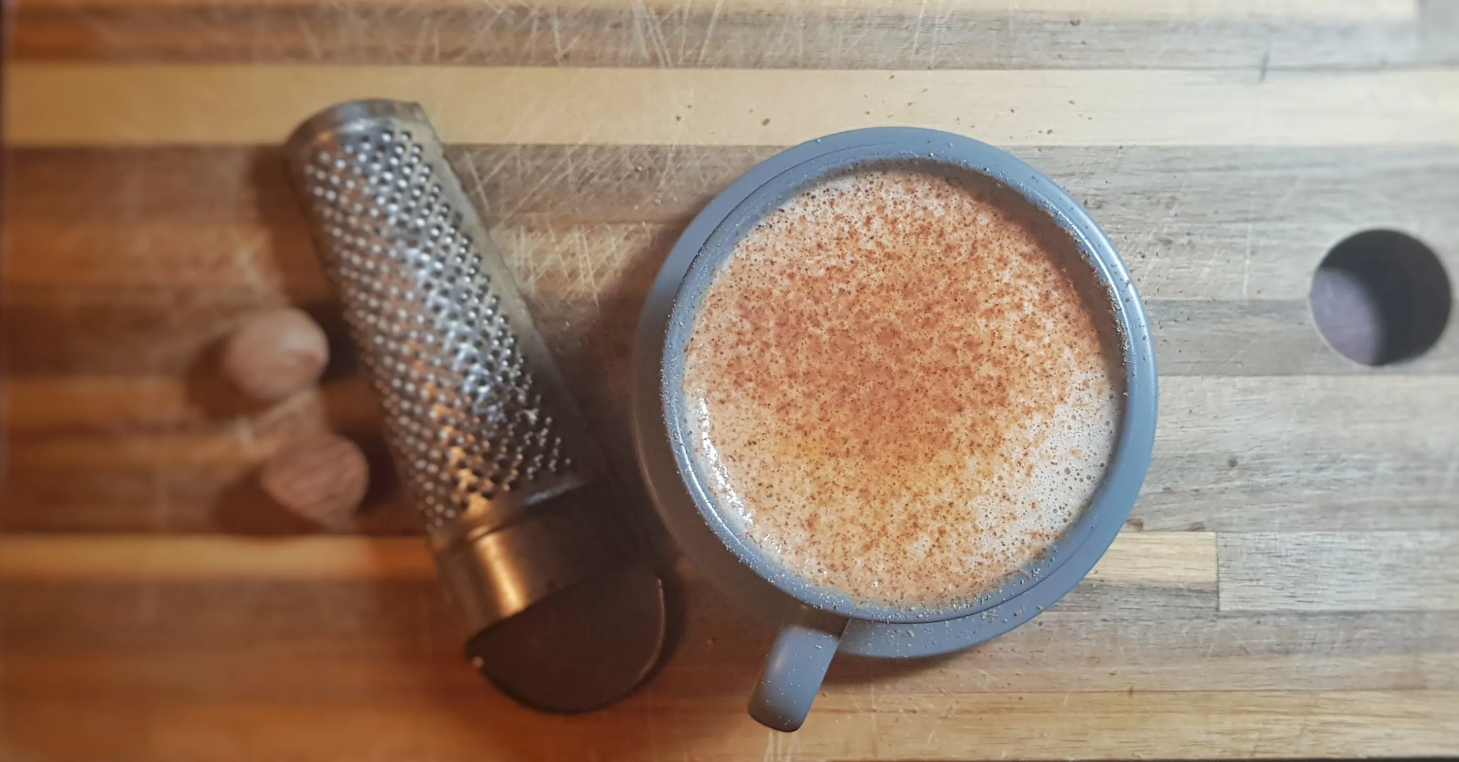 Zutaten für Scáiltín: Milch, Whiskey, Honig, Gewürze und Butter in einem Topf bereit zur Zubereitung.