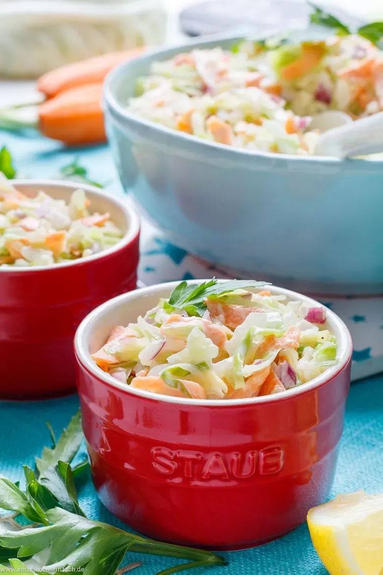 Zutaten für schnellen Coleslaw: Frischer Weißkohl, Möhren und Zwiebeln