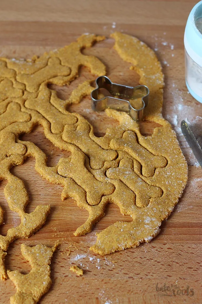 Zutaten für selbstgemachte Hundekekse: Dinkelvollkornmehl, Babybrei und Erdnussbutter