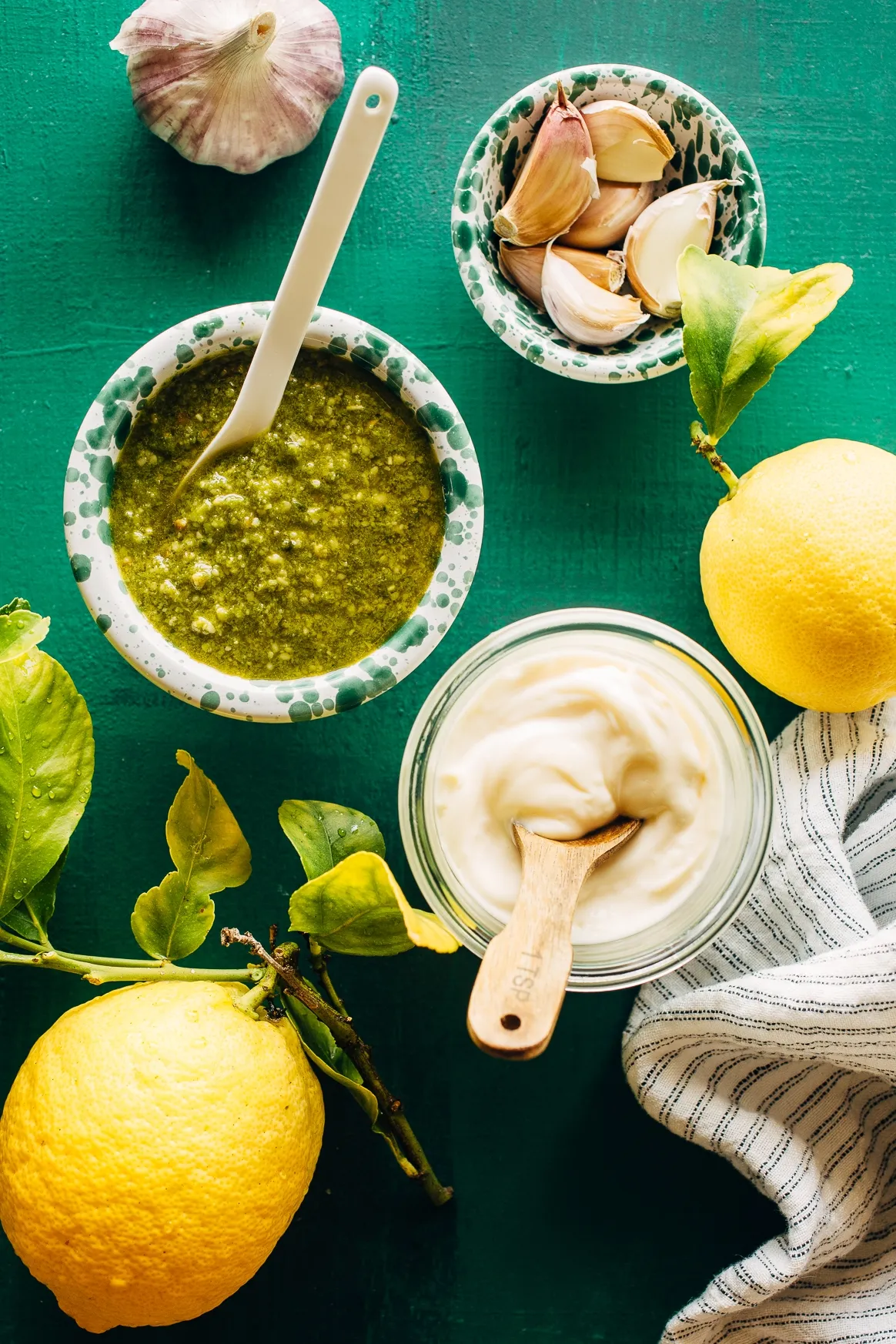 Zutaten für selbstgemachte Pesto Aioli: Mayonnaise, frisches Pesto, Knoblauch und Zitrone für ein einfaches Aioli Rezept