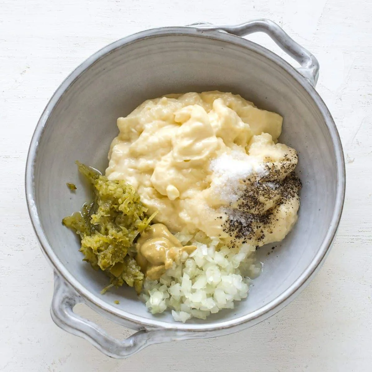 Zutaten für Tatar Sauce in einer Schüssel.