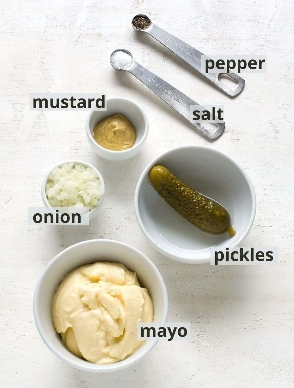 Zutaten für Tatar Sauce mit Beschriftungen.