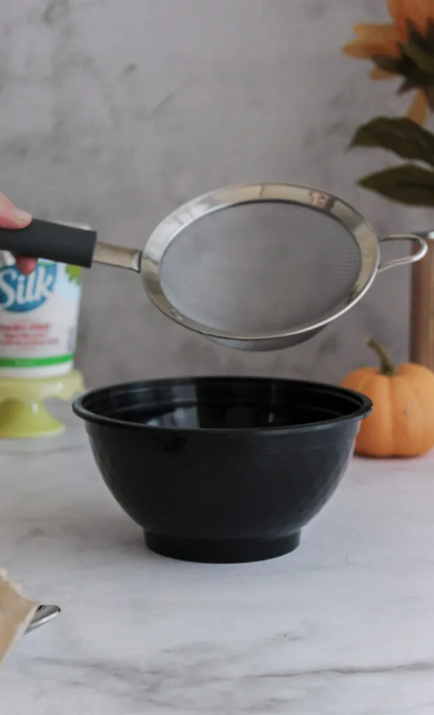 Zutaten für veganen Quark: pflanzlicher Joghurt, Sieb, Schüssel, Kaffeefilter
