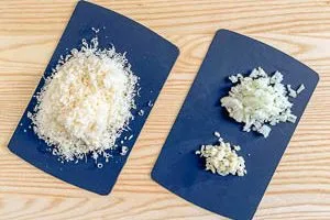 Zutaten für Zoodles-Sauce vorbereiten