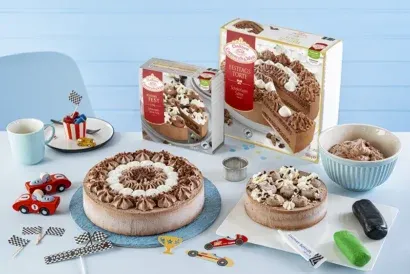 Zutaten und Materialien für einen Auto Geburtstagskuchen