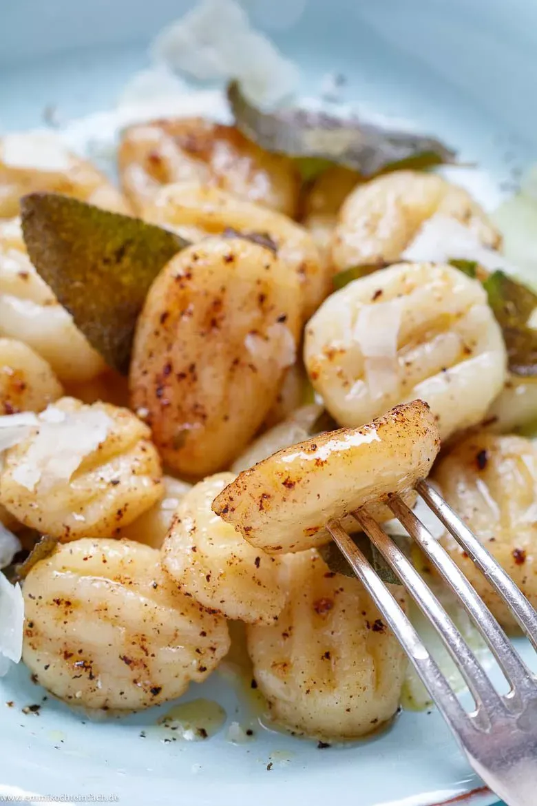 Zutaten und ungekochte Gnocchi-Rohlinge, die für ein einfaches Gnocchi Rezept vorbereitet werden.