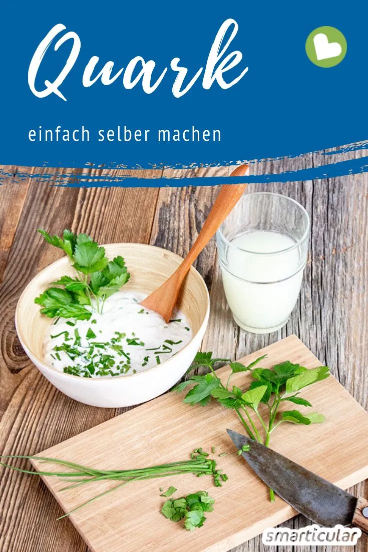 Zutaten und Utensilien für die Quarkherstellung auf einem Holztisch, darunter Milch, Buttermilch und ein Sieb