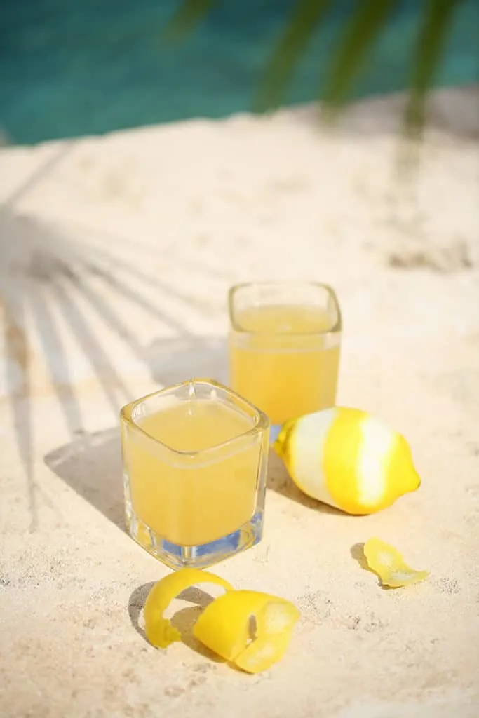 Zutaten wie frischer Ingwer und Apfel für ein gesundes Ingwer Getränk