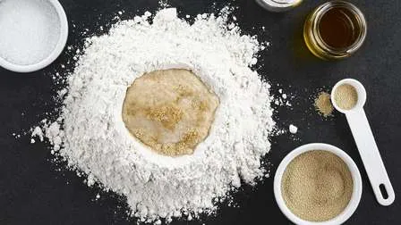 Zutaten zum Backen ohne Weizenmehl: Schüssel mit Mehlersatz, Eier und andere Bindemittel auf einem Tisch.