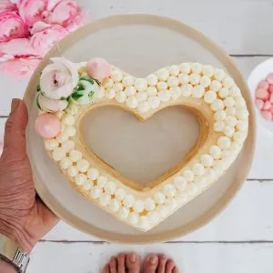 Zwei ausgeschnittene Herzen aus Blätterteig, bereit zum Backen