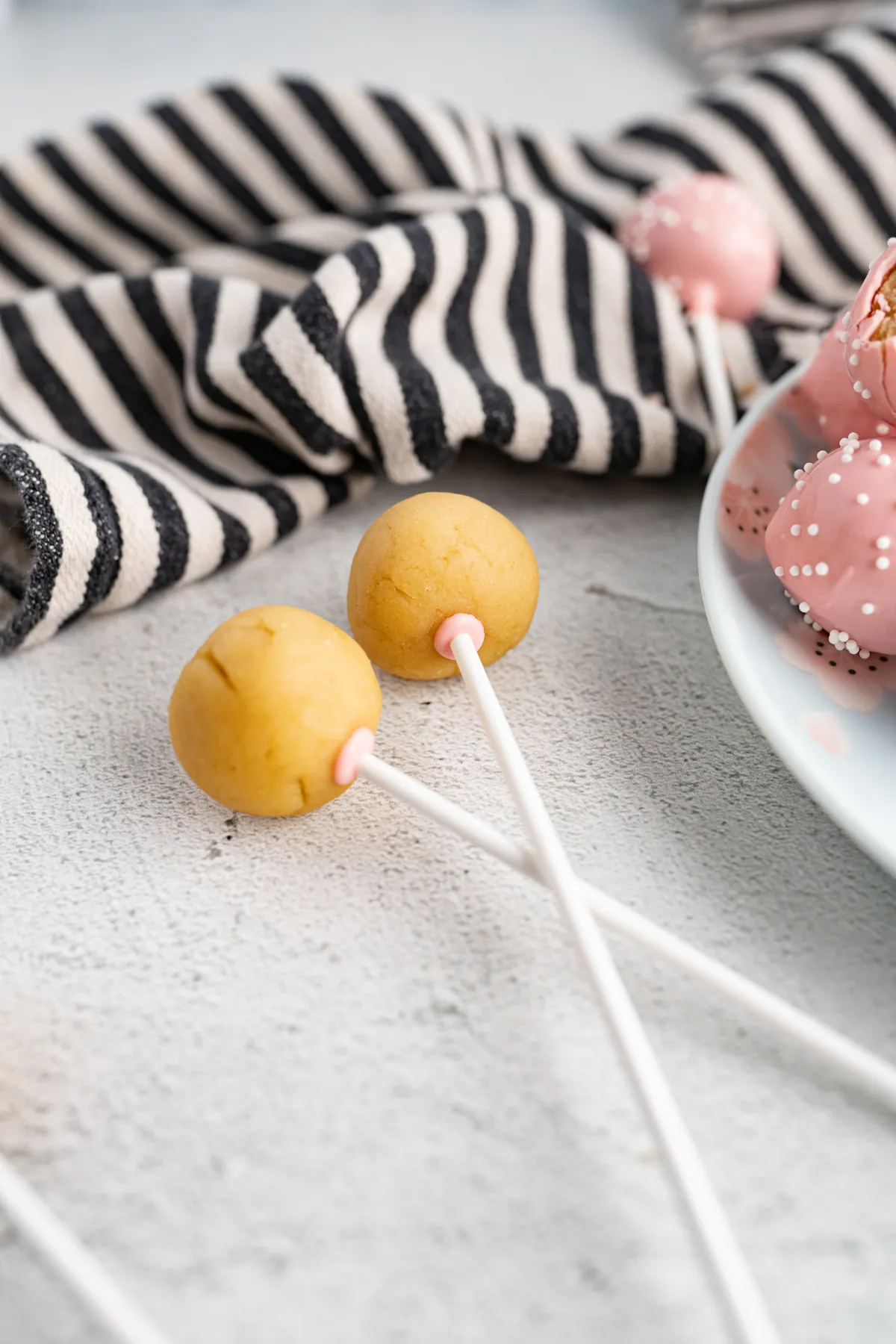 Zwei Cake Pops vor dem Glasieren.